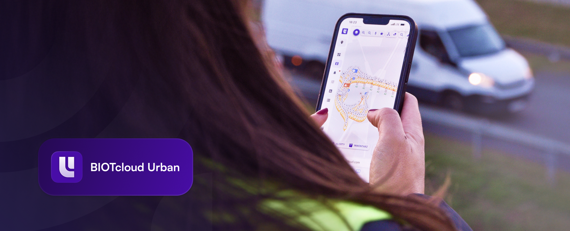 Nowoczesna latarnia uliczna w mieście o zmierzchu