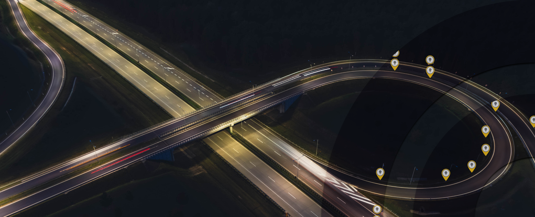 Autostrada A2 oświetlona nocą z długim czasem naświetlania